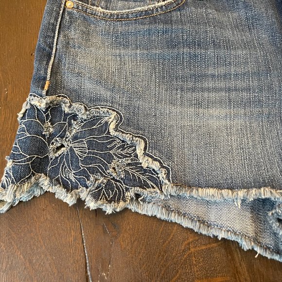 BRAND NEW Blue Distressed Denim Shorts - Picture 8 of 13